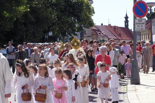 Farnost dnes slaví Boží Tělo. Náměstím projde průvod