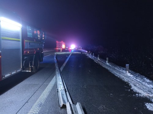 Nehoda a poškozená auta včera blokovaly provoz na dálnici D1