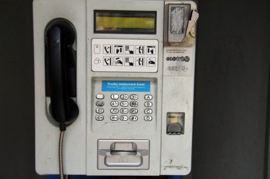Z autobusového nádraží zmizí telefonní automat