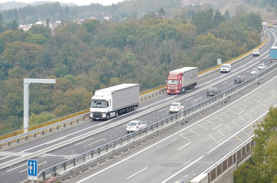 Všichni řidiči na dálnici D1 už jezdí po pravé části mostu Vysočina