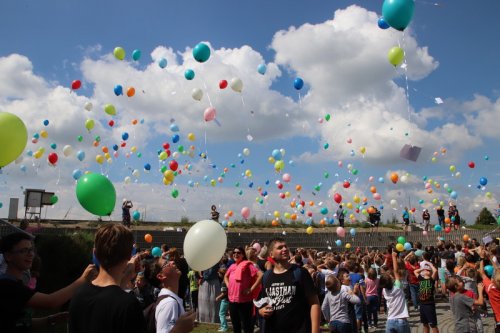 Balonky s dopisy zaplnily oblohu nad ZŠ Školní