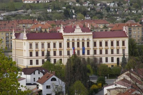 Studenti gymnázia si na nové šatny ještě počkají