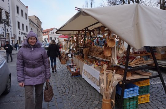 Náměstím voní občerstvení a všude jsou stánky