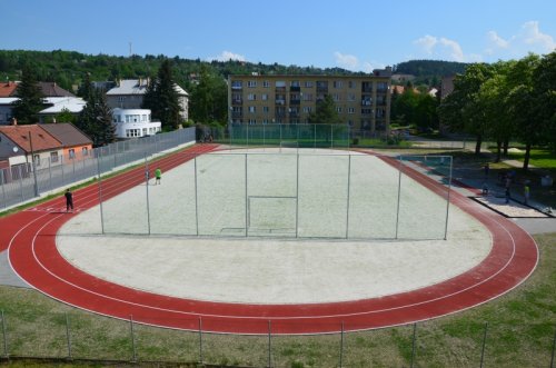 Víceúčelové hřiště za gymnáziem slouží i veřejnosti