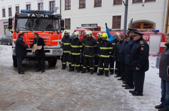 Hasiči slavnostně převzali klíče od cisterny