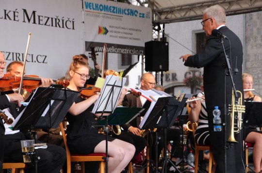 Dánský soubor Skjern Salonorkester zahrál na meziříčském náměstí