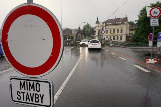 Most na Třebíčské je uzavřen. Mění se i jízdní řády autobusů