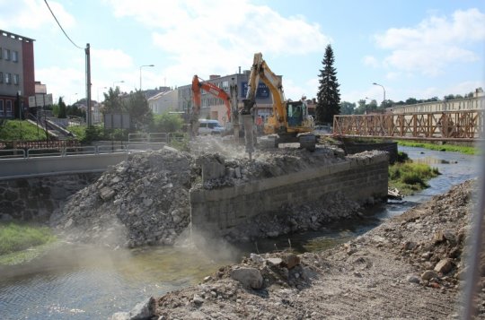 Demolice mostu u pošty pokračuje