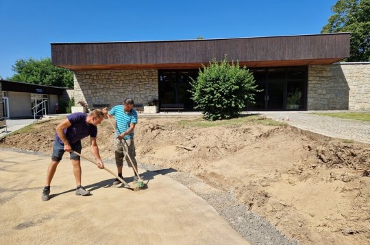 Vstup na hřbitov prochází úpravou