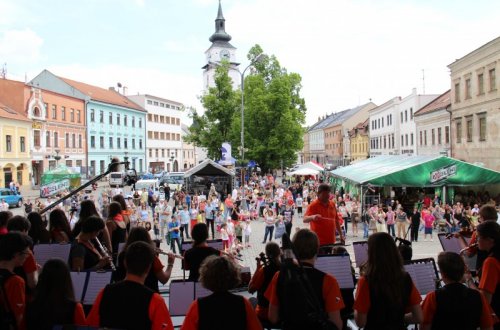 Muzikanti hrají na náměstí dětem