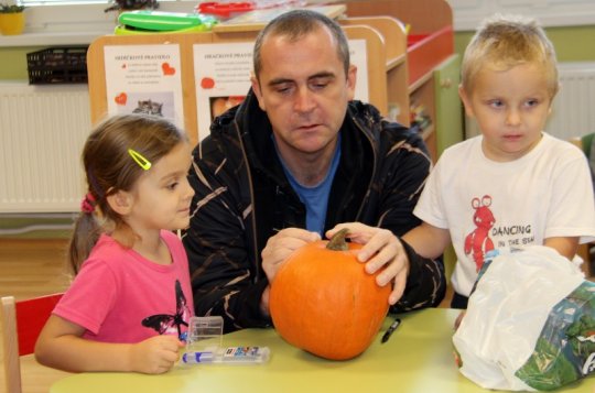 Děti s rodiči se sešli v opravené školce k tvoření z dýní