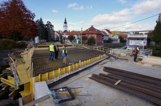 Na mostu se začne betonovat