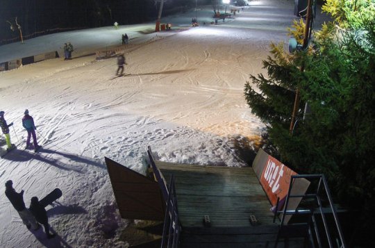Zítra mohou zájemci lyžovat až do jedné v noci