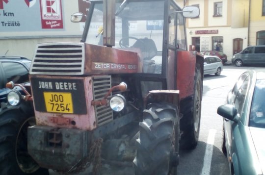 Opuštěný traktor má majitele, policisté jej znají
