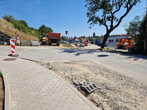 Úsek od viaduktu po křižovatku bude uzavřen. Ke garážím se nedostanete