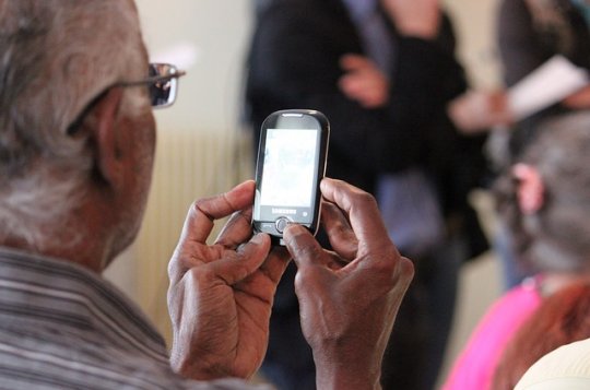 Bezplatná linka seniorům pomáhá i o Vánocích