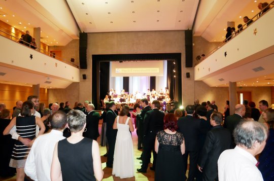Žáci i učitelé oslnili na prvním plesu své školy