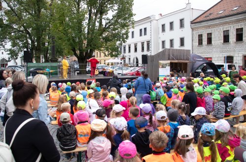 Děti si zahrály v divadle a pomazlily pejsky