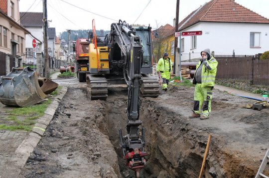 Práce Ve Vilách se posunou nad křižovatku s Kolmou