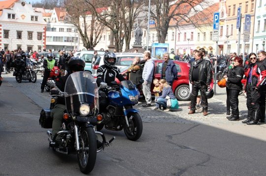 Na náměstí burácely stroje. Motorkáři přijeli otevřít silnice