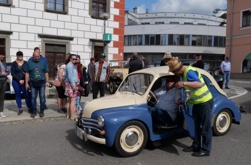 Náměstí patřilo veteránům. Nechyběly kachny a prase