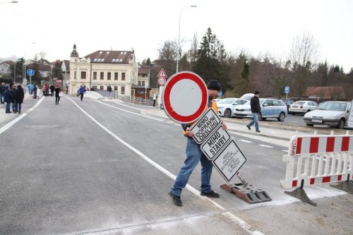 Most je otevřen a připraven na první nápor aut