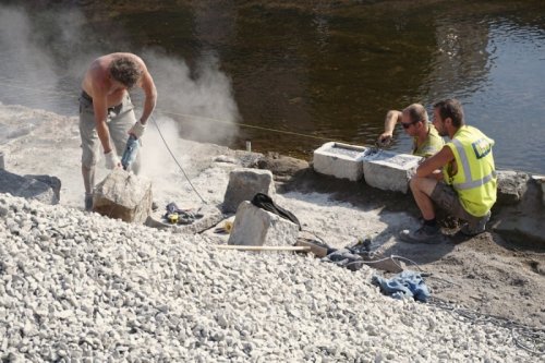 Lidé si krátí cestu přes staveniště. Riskují tím ovšem zdraví i život