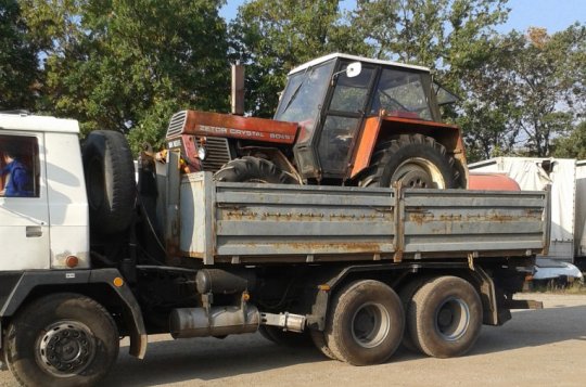 „Zdivočelý“ traktor se po problémech konečně vrátil domů