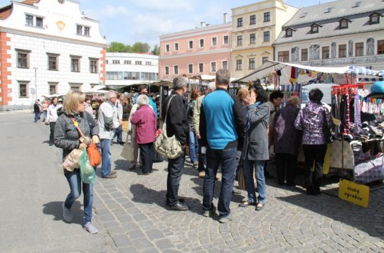 Na náměstí probíhá tradiční řemeslný trh