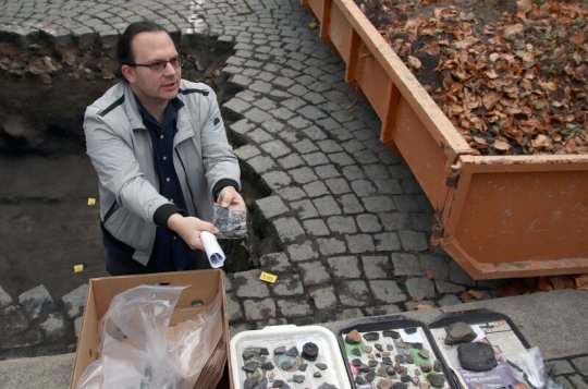 Archeologická sondáž odhalila koleje od vozu i koňskou ostruhu