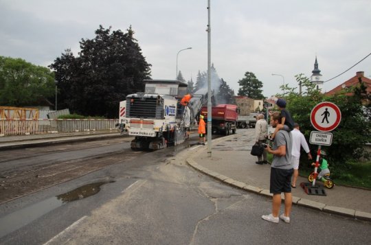 Most už je zavřený, někteří řidiči se přesto pokoušejí projet