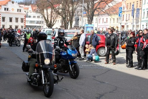 Na náměstí burácely stroje. Motorkáři přijeli otevřít silnice