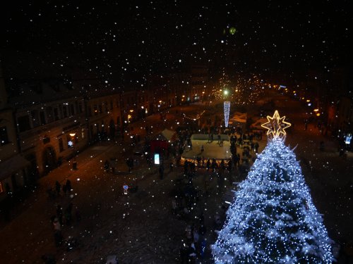 Město představilo adventní stánky s kluzištěm a rozsvítilo vánoční strom
