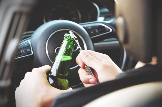 Za volant muž usedl v době zákazu a pod vlivem alkoholu