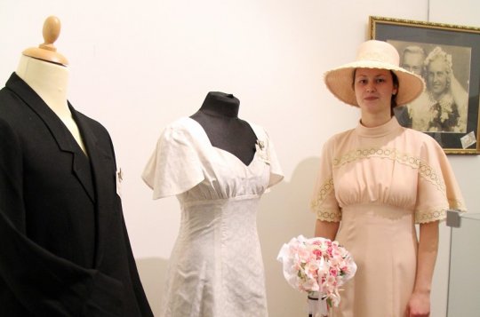 Nejstarší model svatebních šatů na výstavě v muzeu je z roku 1946