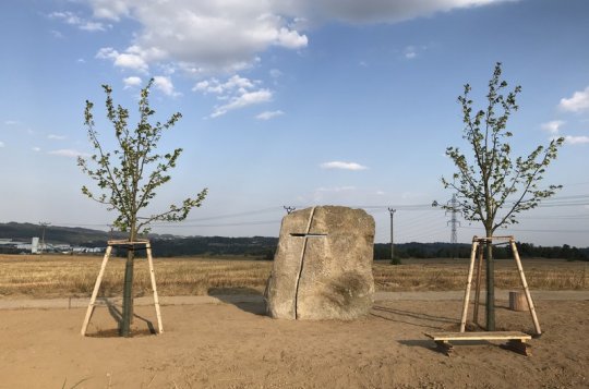 Nový kamenný kříž u Oslavice bude v neděli požehnán