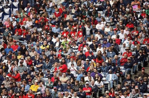 Fotbalisty čeká derby, hokejisté hostí posledního