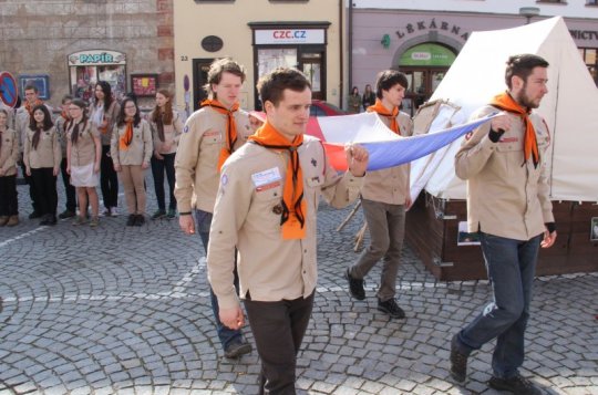 Vytažením vlajky na stožár zahájili skauti svůj sněm v Meziříčí