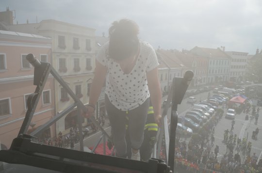Záchrana z hořící radnice přilákala stovky diváků