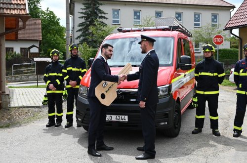 Hasiči v Olší dostali o pouti nové auto