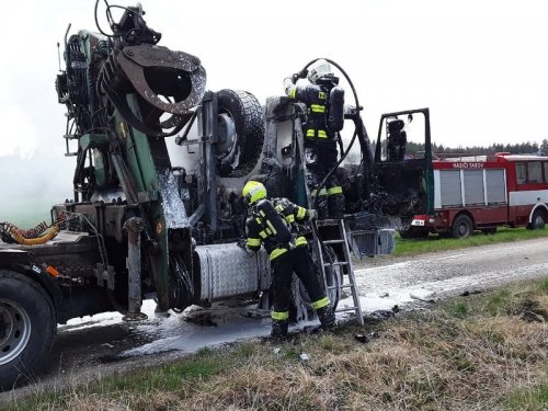 Na Žďársku hořel nákladní vůz, škoda dosáhla půl milionu korun