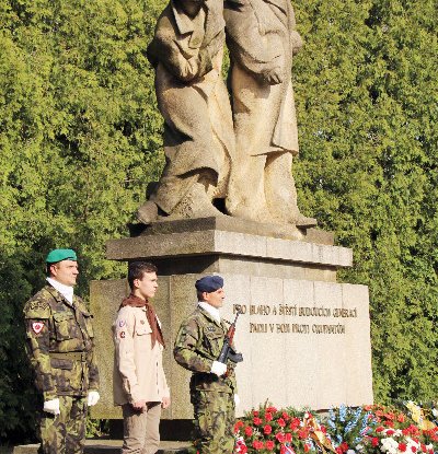 Lidé uctili památku padlých ve druhé světové válce