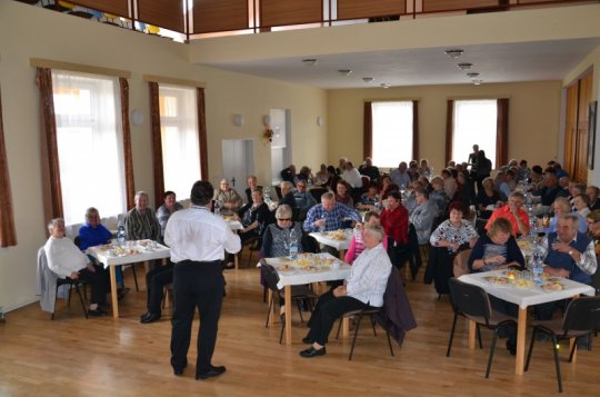 Senioři v Martinicích se setkali s lidovým bavičem Frantou Uhrem