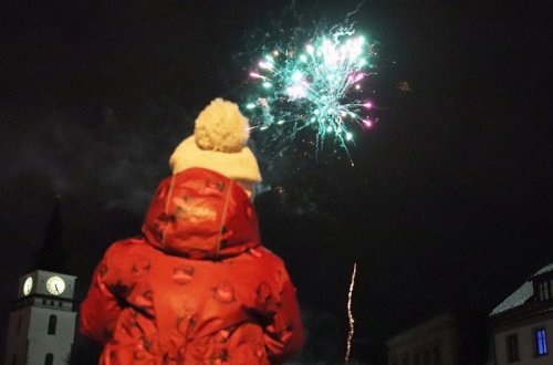 Nový rok v Meziříčí lidé vítali zpěvem a ohňostrojem