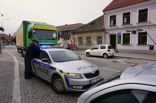 Policisté pokutovali kamiony na Novosadech