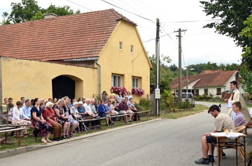 Lidé se sešli u kaple sv. Anny v Kúskách