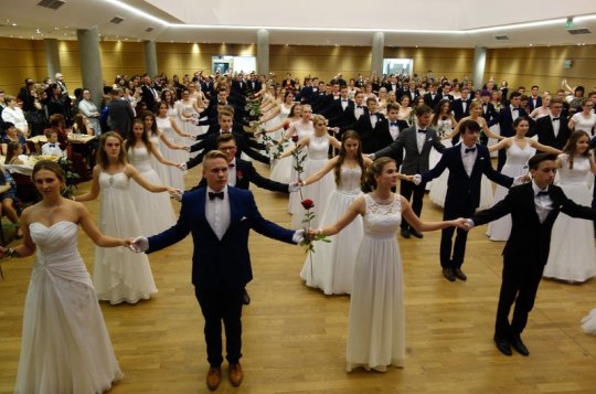 Ples v bílém začal tradičně polonézou
