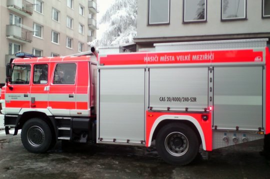 Dobrovolní hasiči dostali pod vánoční stromeček novou cisternovou automobilovou stříkačku