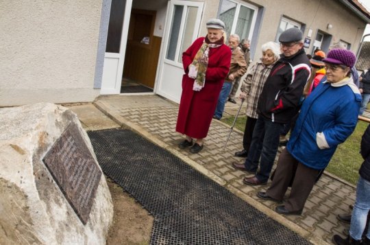 Hrbovští a Svařenovští odhalili pamětní desku k výročí školy