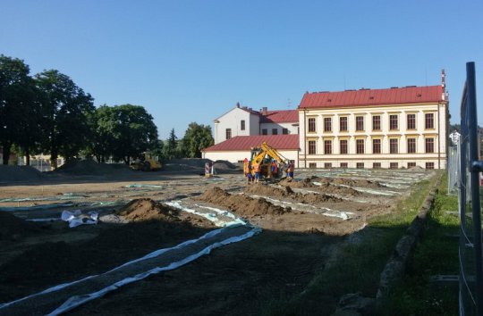 Bagry za gymnáziem připravují podklady pro hřiště